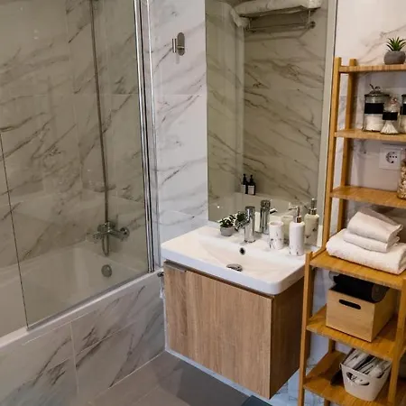 Modern With Balcony And Free Parking Apartment