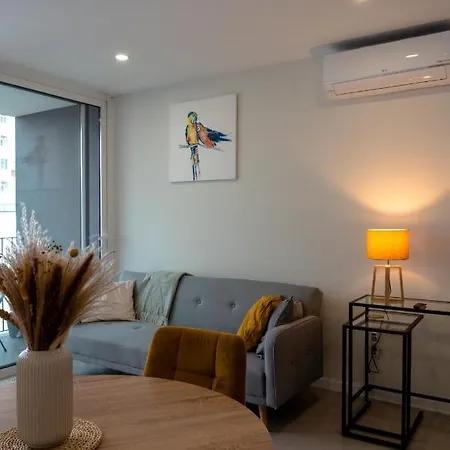 Modern With Balcony And Free Parking Apartment *