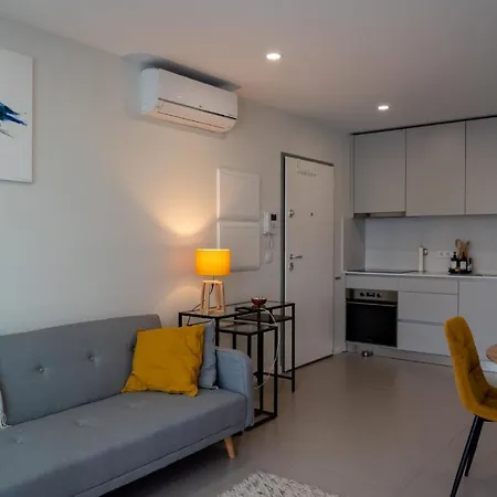 Modern With Balcony And Free Parking アパート *
