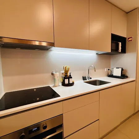 Modern With Balcony And Free Parking *