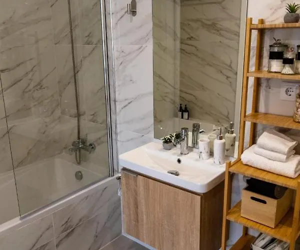 Modern With Balcony And Free Parking Appartement