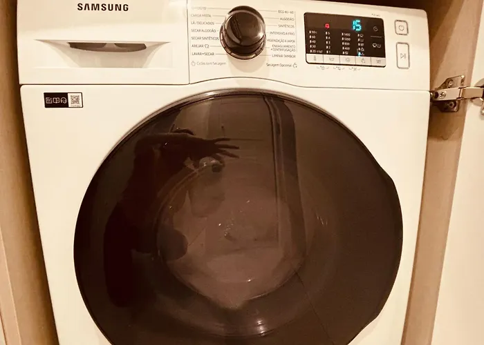 Modern With Balcony And Free Parking