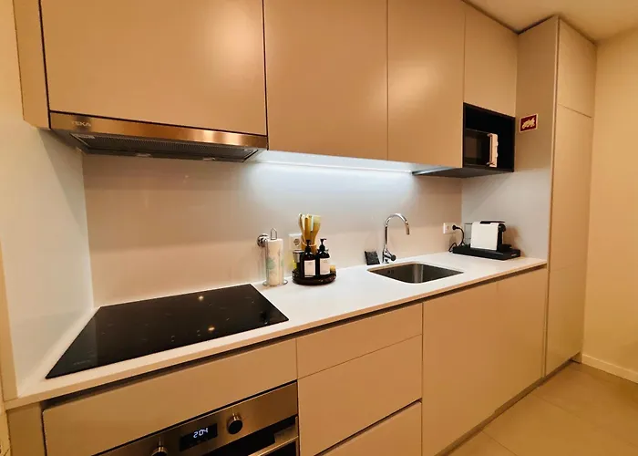 Modern With Balcony And Free Parking *