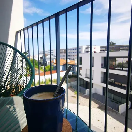 Modern With Balcony And Free Parking 포르투