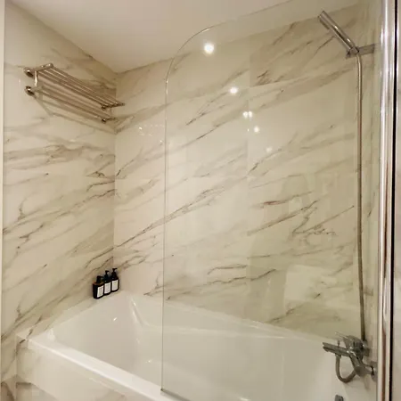 Modern With Balcony And Free Parking * 포르투