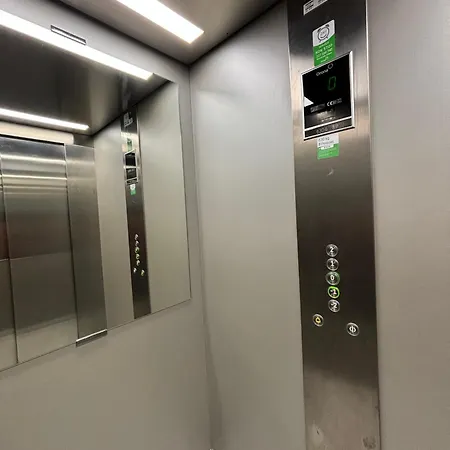 Modern With Balcony And Free Parking דירה *