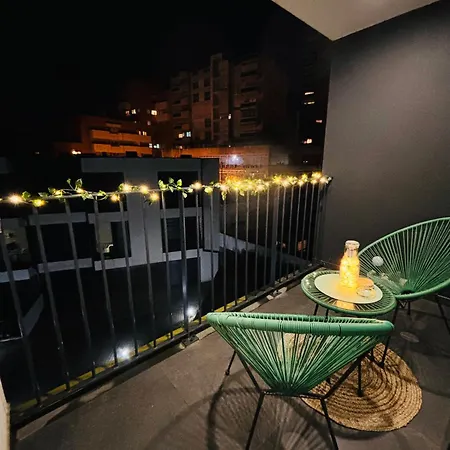 Modern With Balcony And Free Parking 포르투