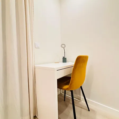 Modern With Balcony And Free Parking