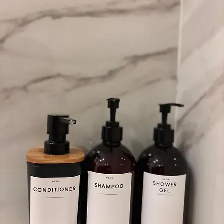 Modern With Balcony And Free Parking 아파트