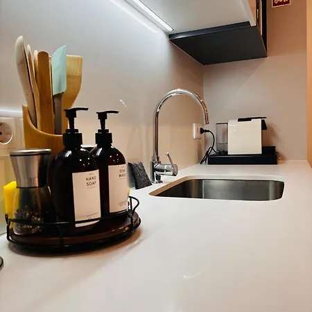 Modern With Balcony And Free Parking *