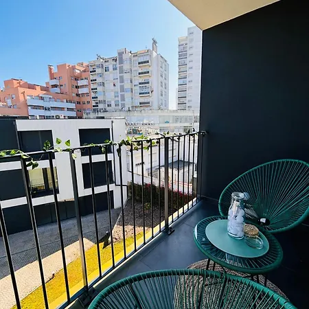 Modern With Balcony And Free Parking 포르투