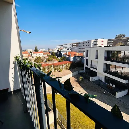 Modern With Balcony And Free Parking דירה *