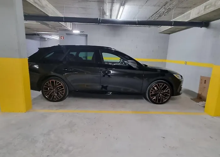 Modern With Balcony And Free Parking דירה *