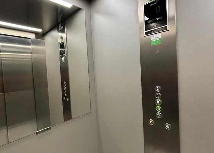 Modern With Balcony And Free Parking דירה *