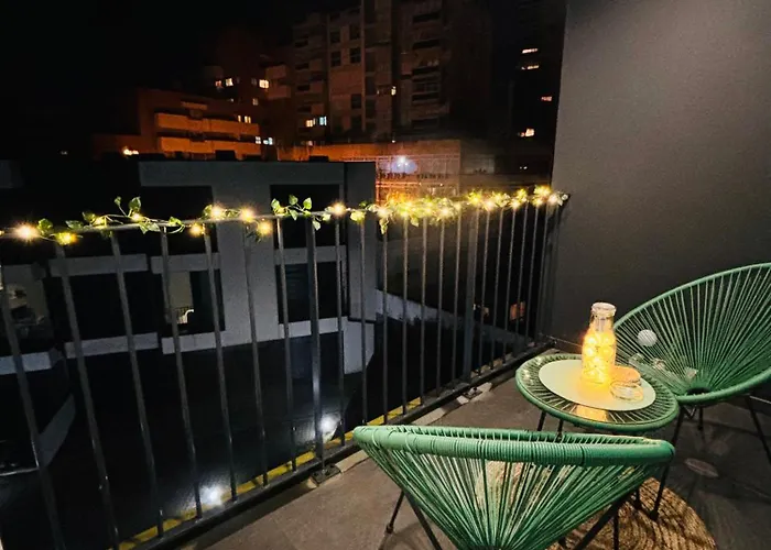 Modern With Balcony And Free Parking פורטו