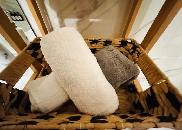 Modern With Balcony And Free Parking * פורטו