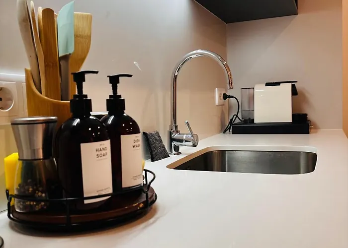 Modern With Balcony And Free Parking *