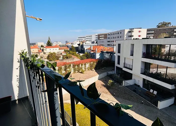 Modern With Balcony And Free Parking Apartment *