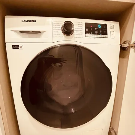 Modern With Balcony And Free Parking