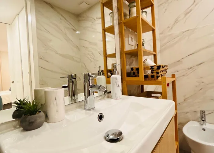 Modern With Balcony And Free Parking 포르투