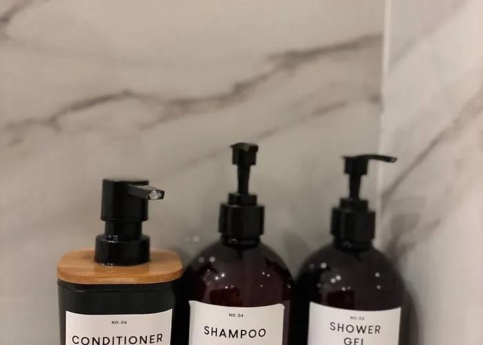 Modern With Balcony And Free Parking 아파트