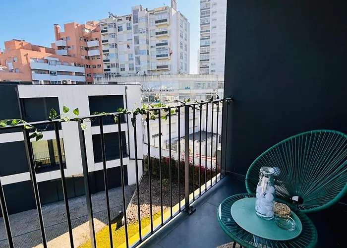 Modern With Balcony And Free Parking 포르투